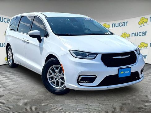 Used 2023 Chrysler Pacifica Touring-L FWD image 1