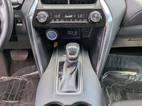 Used 2021 Toyota Venza LE AWD/4WD image 21