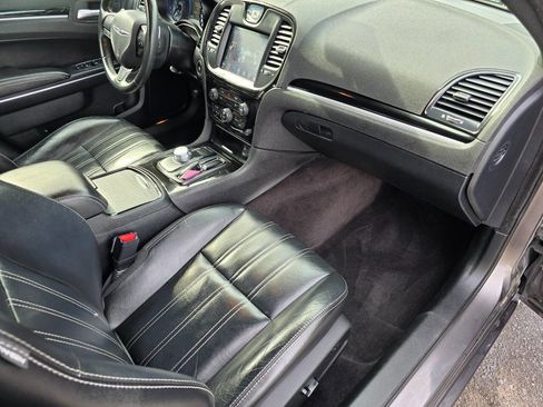 Used 2018 Chrysler 300 S image 31