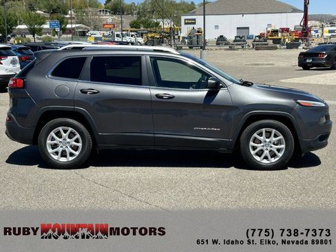 Used 2017 Jeep Cherokee Latitude w/ Safety/Convenience Group FWD image 8