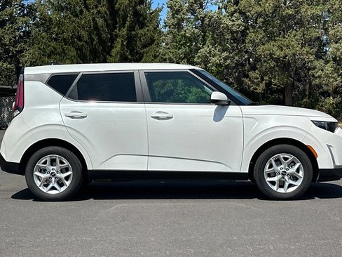 Used 2024 Kia Soul LX w/ Option Group 015 FWD image 3