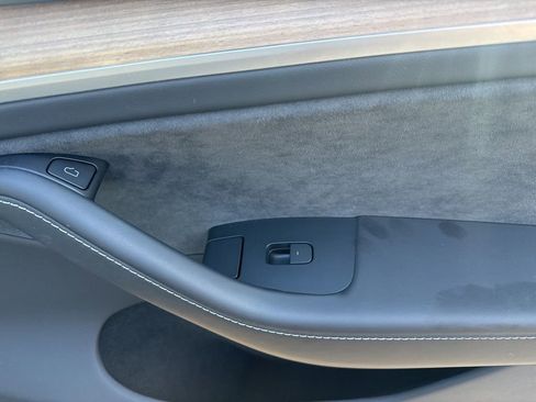 Used 2024 Tesla Model Y Long Range AWD/4WD image 18