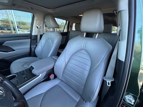 Used 2023 Toyota Highlander XLE FWD image 18