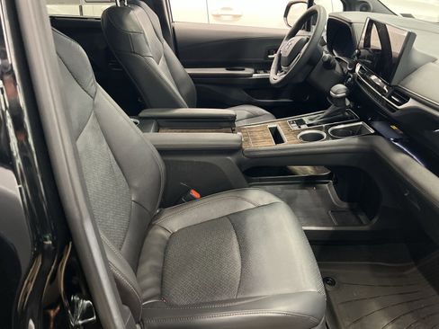 Used 2025 Toyota Sienna Platinum image 23