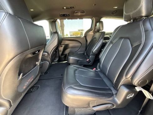 Used 2025 Chrysler Pacifica Select FWD image 11