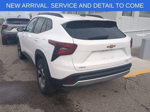 Used 2025 Chevrolet Trax LT w/ Driver Confidence Package FWD image 4