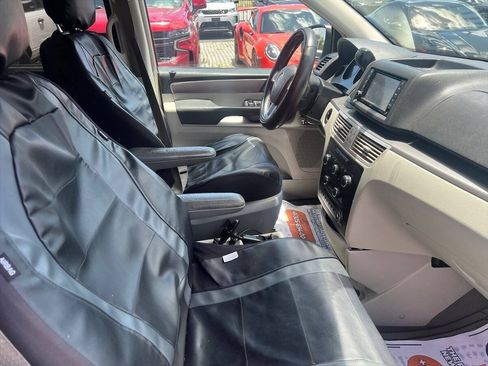 Used 2012 Volkswagen Routan SE FWD image 8