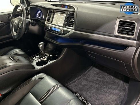 Used 2017 Toyota Highlander SE image 26