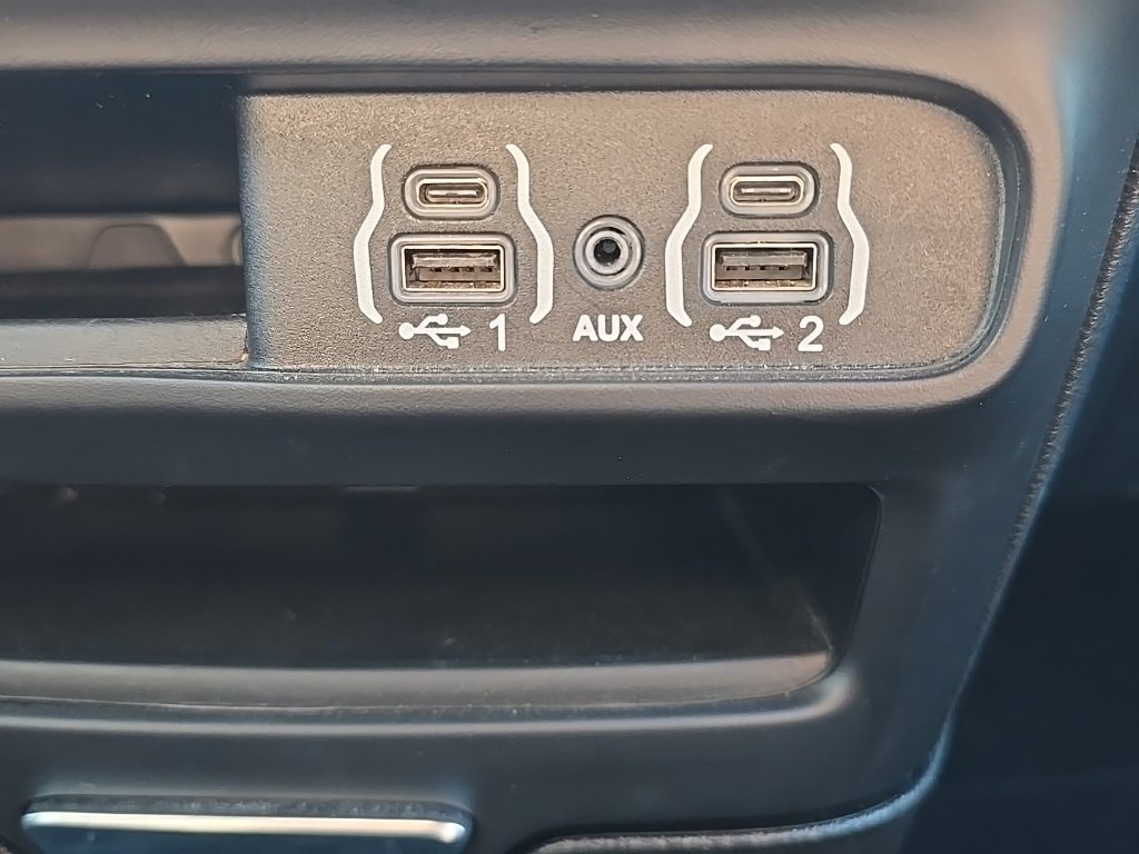 Used 2025 Chrysler Pacifica Select FWD image 32