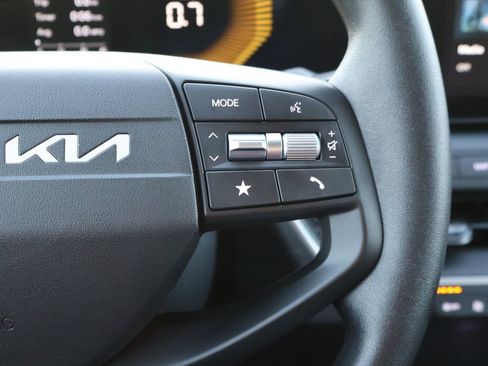 New 2025 Kia K4 LXS image 32