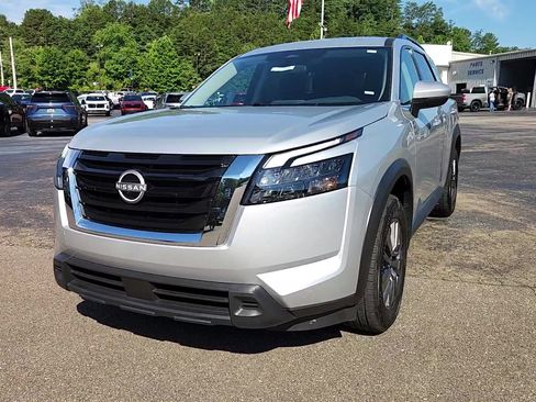 Used 2025 Nissan Pathfinder SV image 12