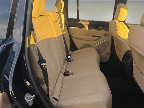 Used 2024 Jeep Grand Cherokee Limited w/ Luxury Tech Group II image 17