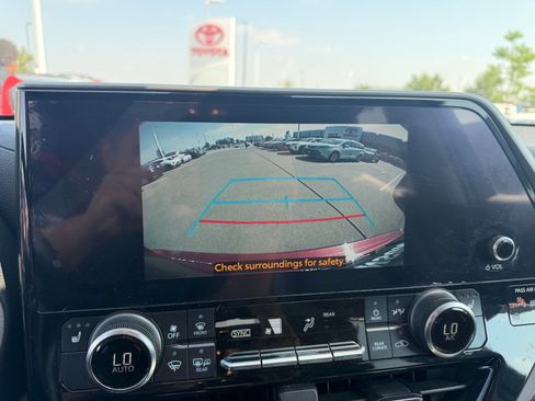 Used 2023 Toyota Highlander XLE AWD/4WD image 29