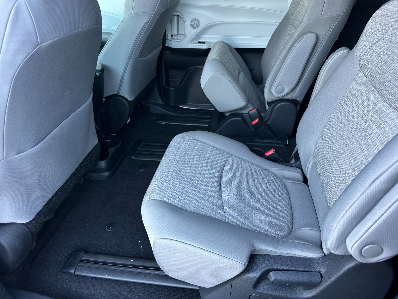 Used 2025 Toyota Sienna LE FWD image 11
