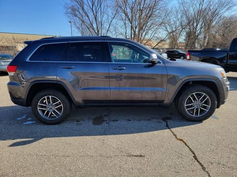 Used 2019 Jeep Grand Cherokee Laredo w/ Security & Convenience Group image 2