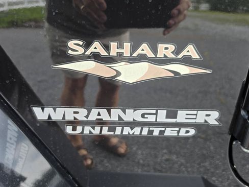 Used 2015 Jeep Wrangler Unlimited Sahara w/ Connectivity Group AWD/4WD image 23
