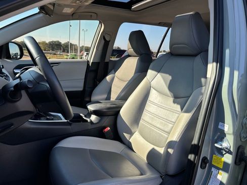 Used 2021 Toyota RAV4 XLE Premium image 13