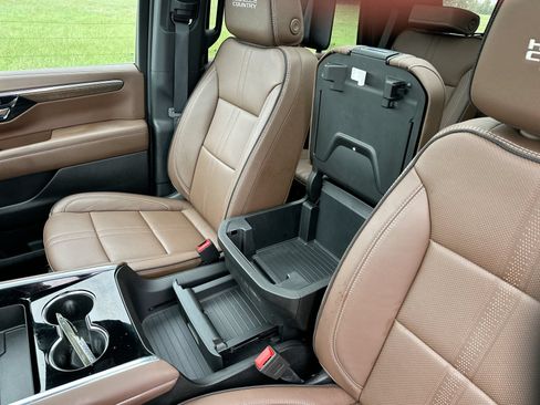 Used 2025 Chevrolet Tahoe High Country AWD/4WD image 21