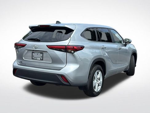 Used 2023 Toyota Highlander L FWD image 7
