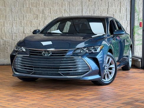 Used 2021 Toyota Avalon XLE FWD image 2
