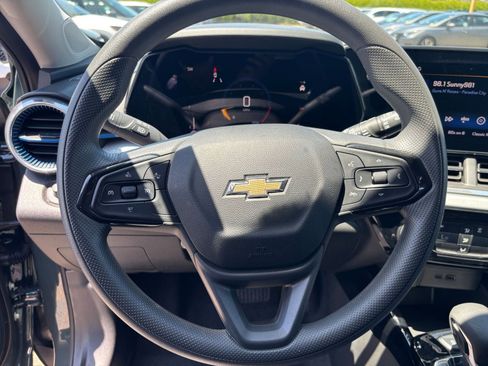 Used 2025 Chevrolet Trax LT FWD image 27