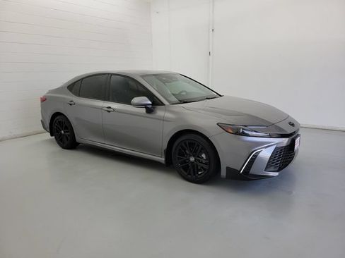 Used 2025 Toyota Camry SE w/ Convenience Package FWD image 4