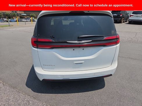Used 2025 Chrysler Pacifica Select FWD image 4