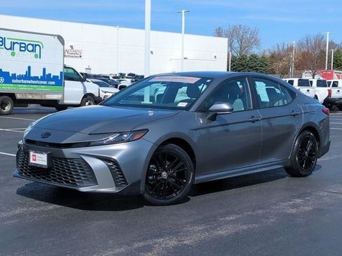 Certified 2025 Toyota Camry SE image 2