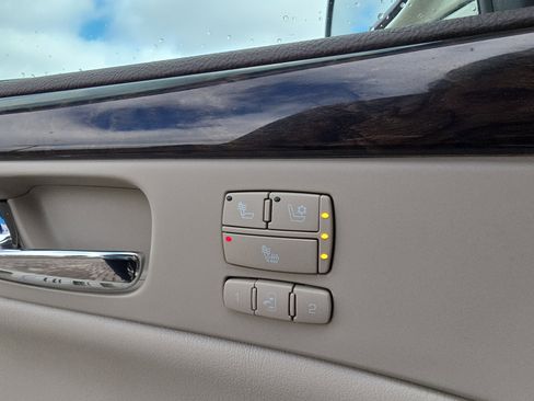 Used 2011 Cadillac DTS Luxury image 17