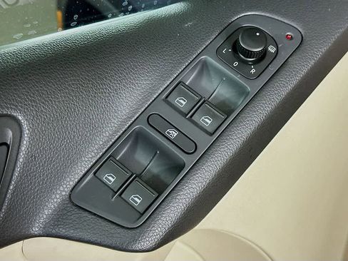 Used 2015 Volkswagen Tiguan SE image 28