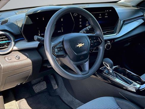 Used 2025 Chevrolet Trax LT FWD image 15
