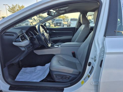 Used 2021 Toyota Camry XLE image 2