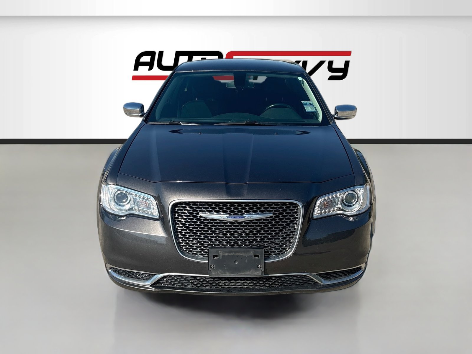 Used 2019 Chrysler 300 Touring w/ Chrome Appearance Package RWD image 2