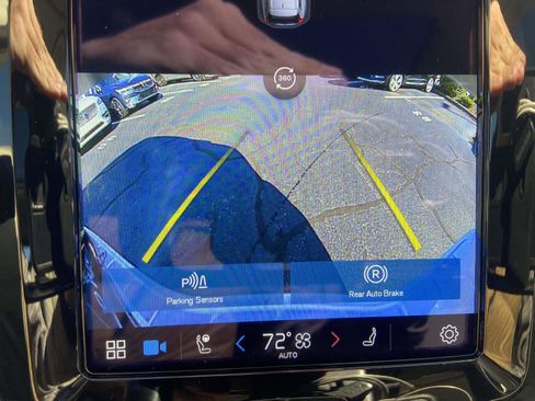 Certified 2023 Volvo XC60 B5 Ultimate w/ Climate Package image 29