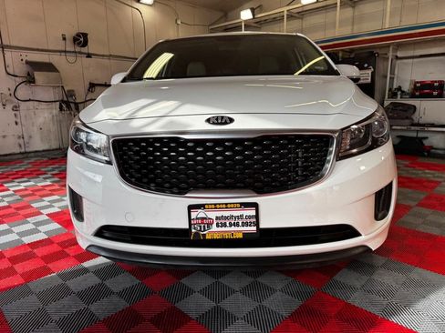 Used 2018 Kia Sedona LX image 2
