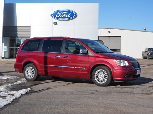 Used 2016 Chrysler Town & Country Limited image 2