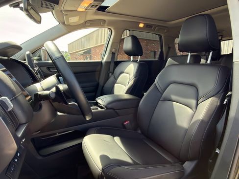 Used 2025 Nissan Pathfinder SL w/ SL Premium Package image 10