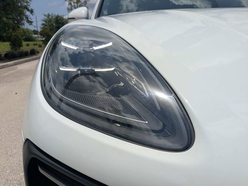 Used 2025 Porsche Macan AWD/4WD image 10
