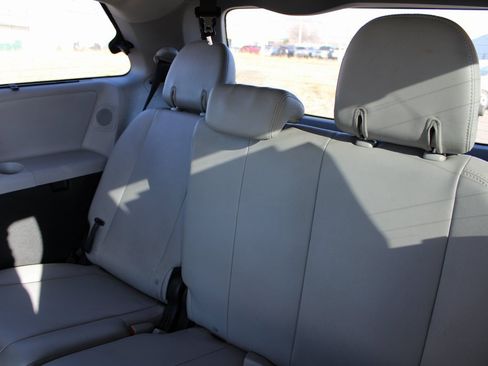 Used 2019 Toyota Sienna Limited image 17