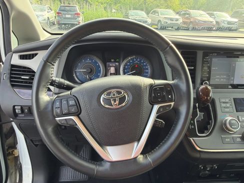 Used 2019 Toyota Sienna Limited Premium w/ Carpet Mat Package FWD image 16