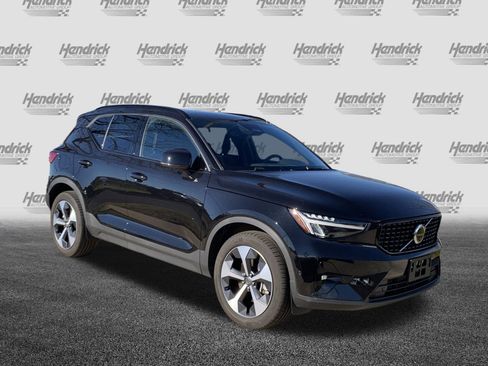 Used 2025 Volvo XC40 B5 Plus image 2