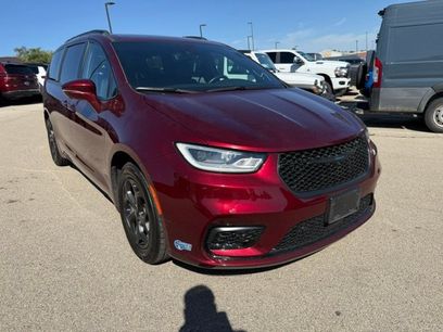 Used 2021 Chrysler Pacifica Limited w/ Uconnect Theater Family Group