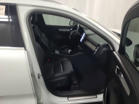 Used 2023 Volvo XC40 B5 Plus w/ Climate Package AWD/4WD image 3