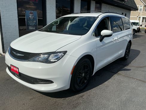 Used 2021 Chrysler Voyager Lxi image 2