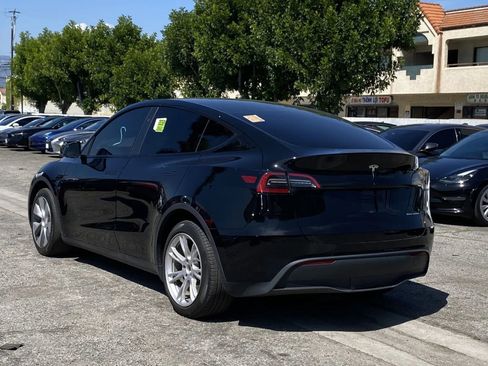 Used 2024 Tesla Model Y Long Range AWD/4WD image 2