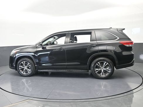 Used 2019 Toyota Highlander Plus FWD image 3
