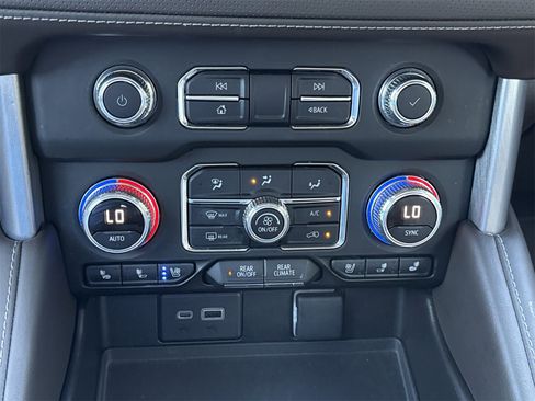 Used 2022 GMC Yukon SLT w/ SLT Premium Package image 30