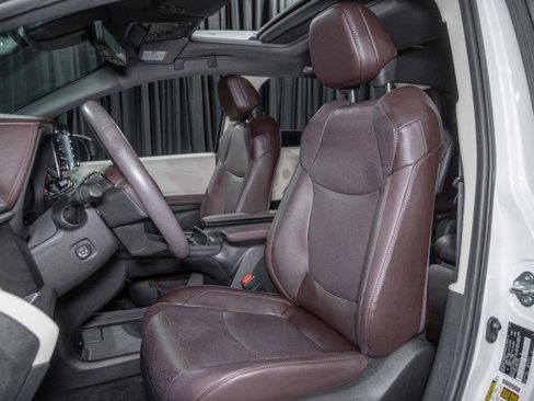 Used 2024 Toyota Sienna Platinum image 11
