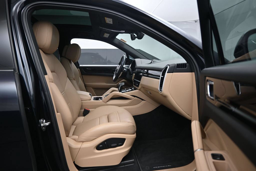 Used 2023 Porsche Cayenne AWD/4WD image 27
