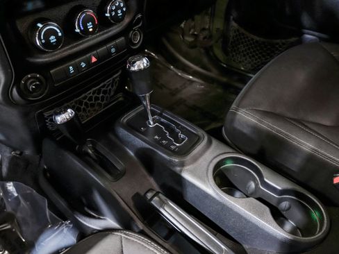 Used 2015 Jeep Wrangler Unlimited Sahara w/ Connectivity Group image 28